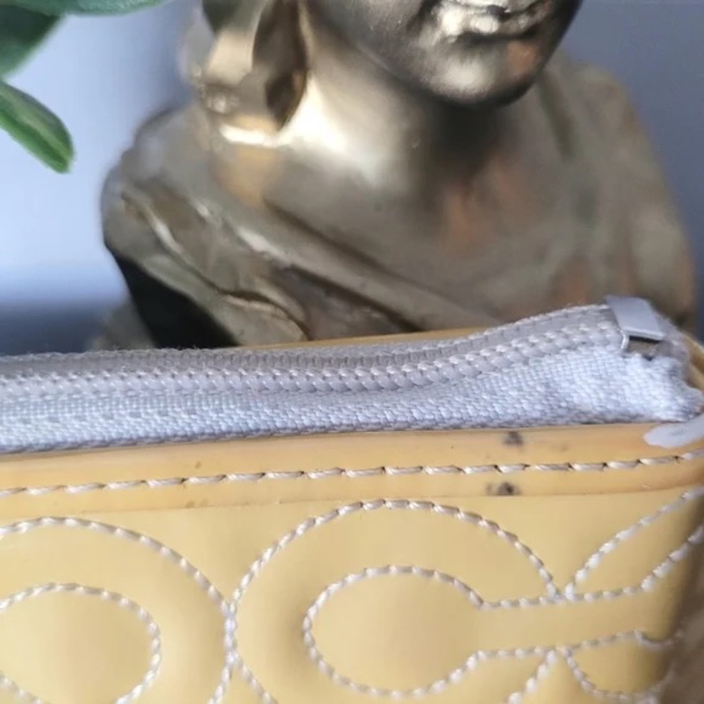 Rare Coach Yellow Patent Leather Quilted Wristlet with Purple Lining - Picture 3 of 6